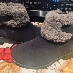 BRAND NEW NEVER USED UGG Fur Trim Boots (Booties) 9.5 US